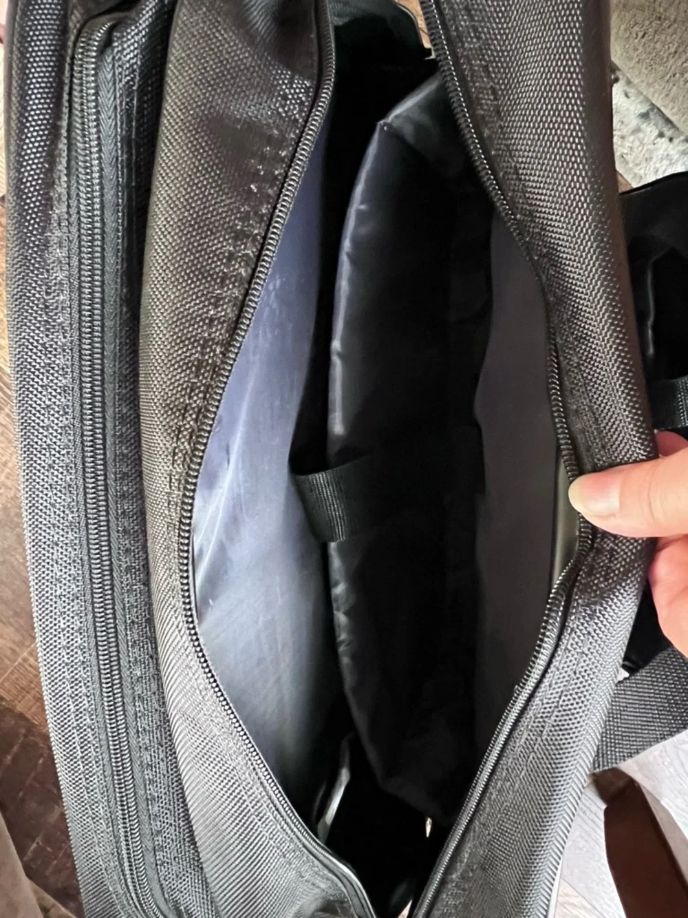Targus rolling work bag. Black. Silver-toned hardware. - Picture 10 of 16